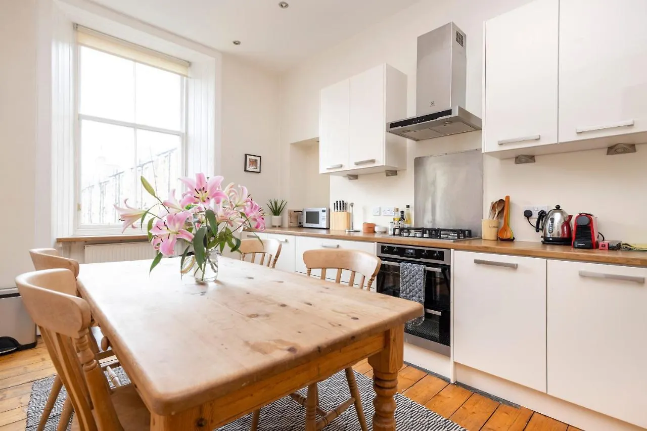 Tasteful 1-Bedroom Apartment Near Edinburgh Meadows