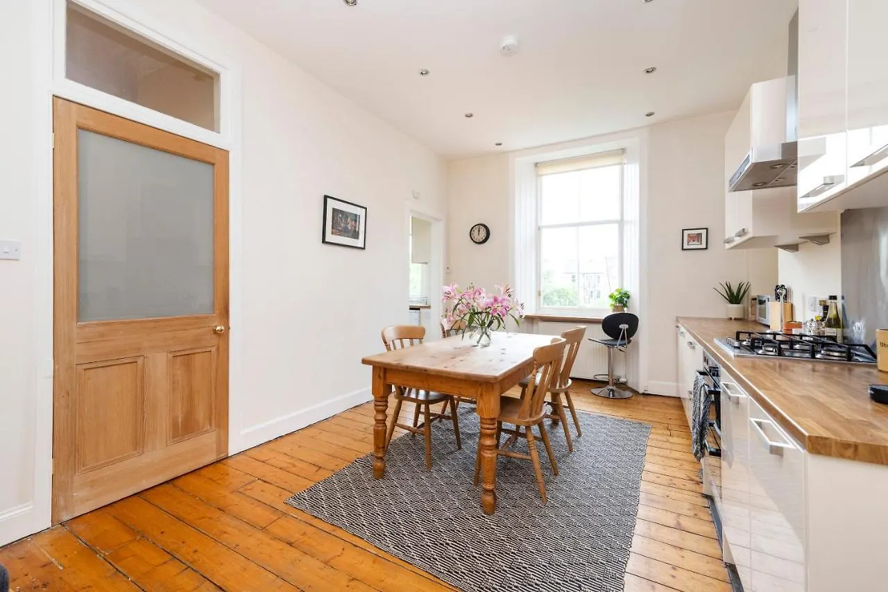 Tasteful 1-Bedroom Apartment Near Edinburgh Meadows